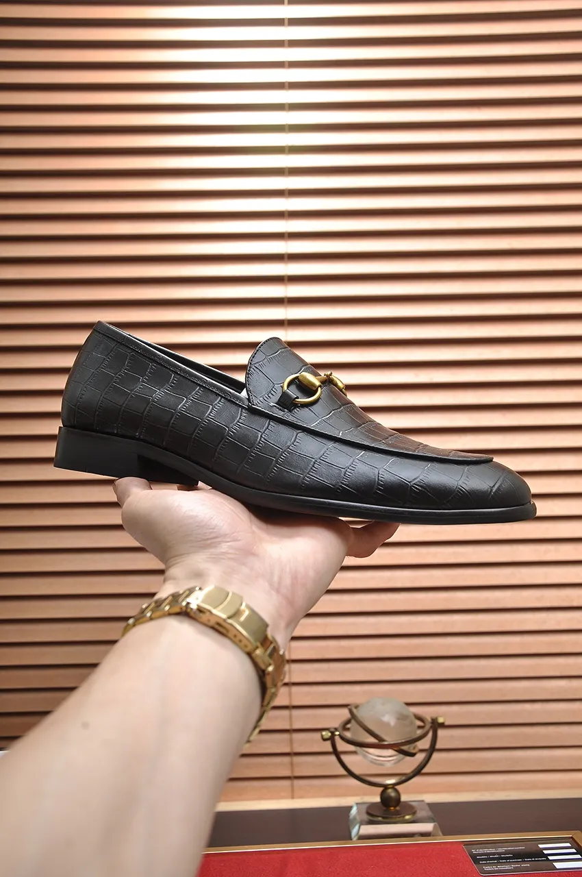 Men's shoes💰500💶Italy's top luxury men's shoe giant (GUCCI) (Gucci) (full cowhide lining) new arrival🍃Original European style🔰 Pleasant to the eye😍In order to make the shoes more durable and non-deformable🌀The production continues to follow traditional methods but there is still no lack of innovation💪Choose original sheepskin for the leather♻️ Smooth and natural And extra bright ⭐Made of imported cowhide, the first choice of rich people 38-45 (45 customized)